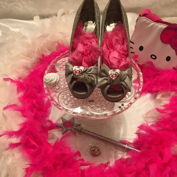 ADORABLE glitter covered peep toe hello kitty heels with hello kitty puff hearts - Picture 7 of 9